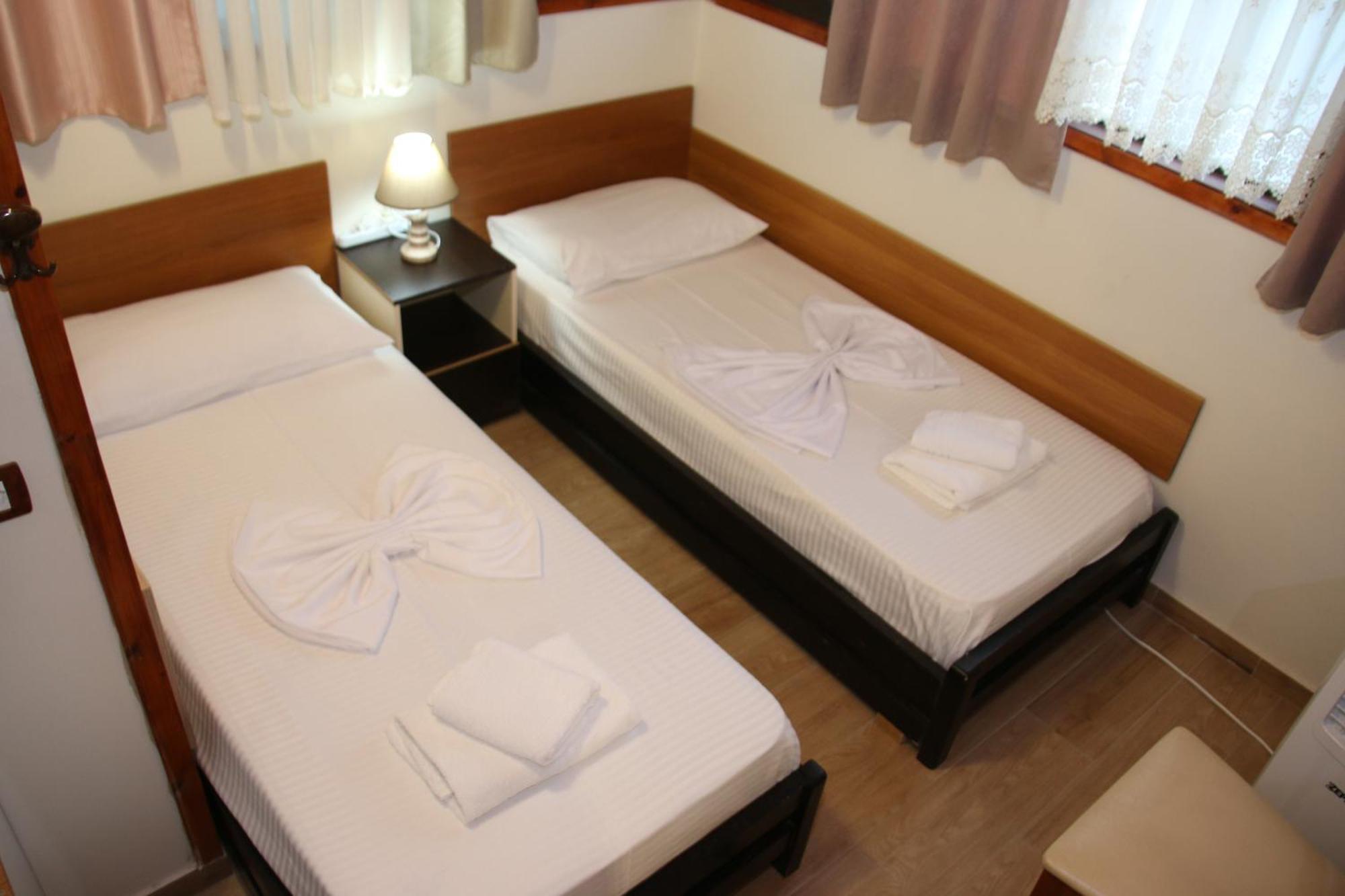 2 Kitarat Bb Vlorë Exterior foto